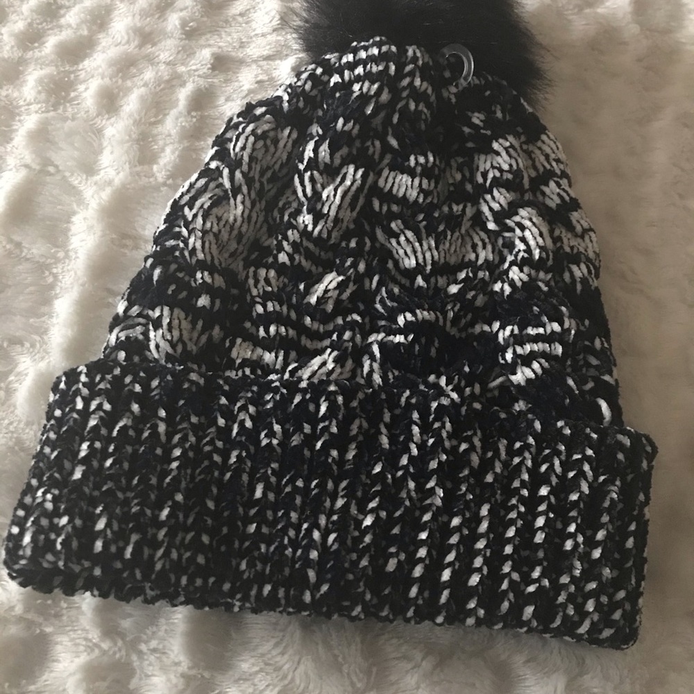 #Shop NWT KOHLS Black White Pom Pom Beanie Hat - Picture 4 of 8